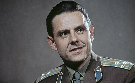 Имена каких космонавтов написаны на табличке, установленной на Луне