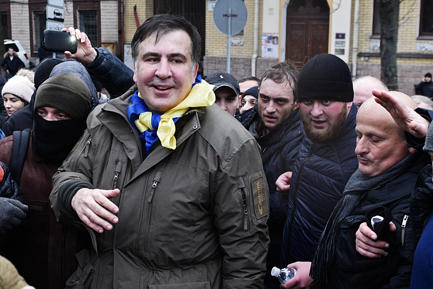Бывший губернатор Одесской области Михаил Саакашвили (в центре), освобожденный своими сторонниками после задержания сотрудниками правоохранительных органов Украины в Киеве.