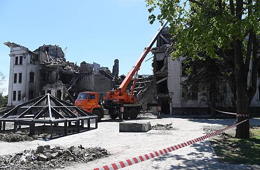 Омбудсмен ДНР объяснила присутствие людей в театре в Мариуполе