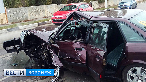 Под Воронежем автомобилист в результате аварии влетел в опору ЛЭП