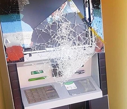 В Сормове мужчина кулаками разбил три банкомата и попытался сбежать от росгвардейцев на маршрутке
