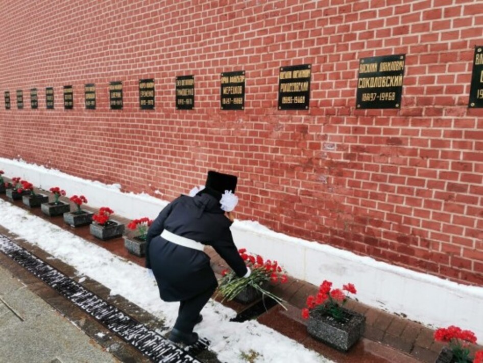 Список похороненных у кремлевской. Некрополь у кремлёвской стены. Кладбище у кремлевской стены. Никрополь кремлёвской стены. Некрополь у кремлёвской стены Смоленск.