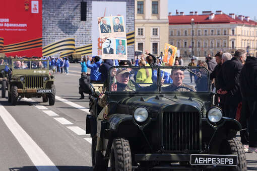 В центре Петербурга ветеранов и блокадников прокатили на ретроавтомобилях