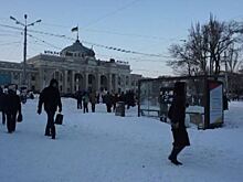 Одесситы на руках унесли мешавшую движению "Тойоту"