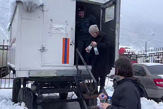 Для работы с водителями в пробке на КПП "Верхний Ларс" привлекли психологов МЧС