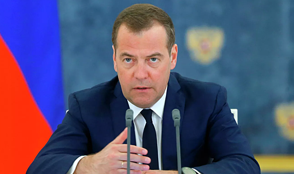 Медведев сравнил Зеленского с Гитлером