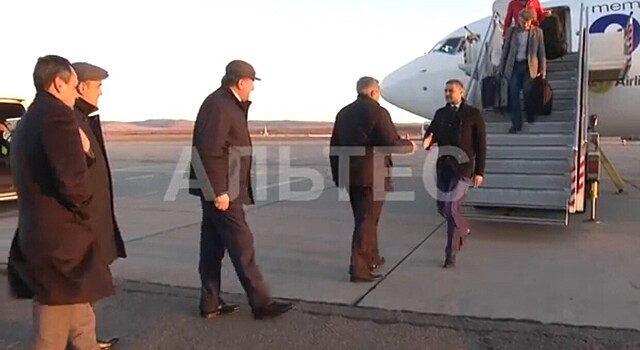 Видео из аэропорта во время прибытия Осипова в Читу опубликовал ТК "Альтес"