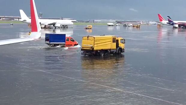 Затопленную взлетную полосу аэропорта «Шереметьево» сняли на видео