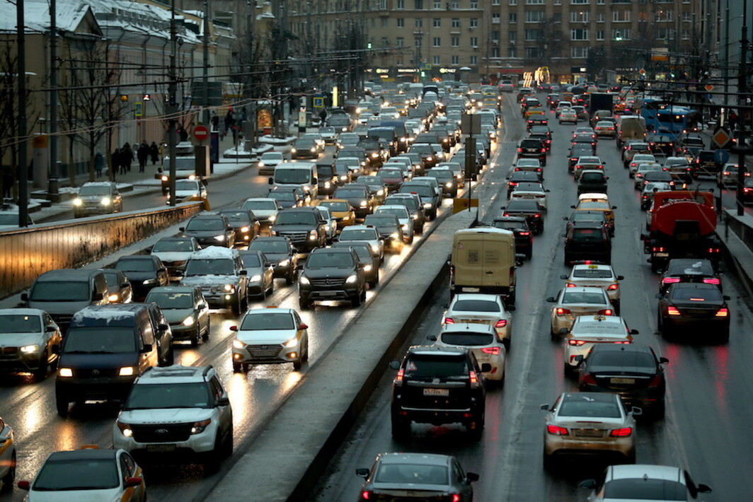 Час пик на дорогах. Пробки в Москве. Пробка машин. Много машин. Поток машин в городе.