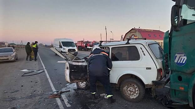 На трассе под Марксом фура столкнулась с «Нивой». Пострадал пожилой водитель