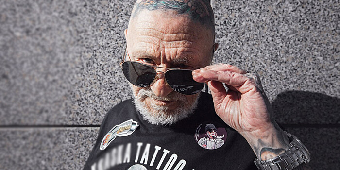 Чем живет самый татуированный 73-летний москвич