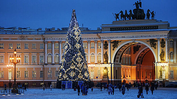 Названы российские города с самыми высокими новогодними елками