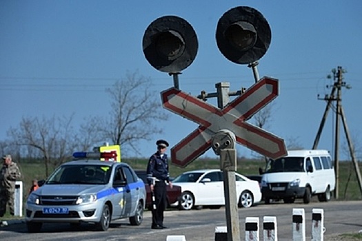 Поезд протаранил застрявший на путях автомобиль с людьми