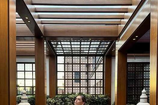 Певица Вера Брежнева вышла на публику в облегающем платье