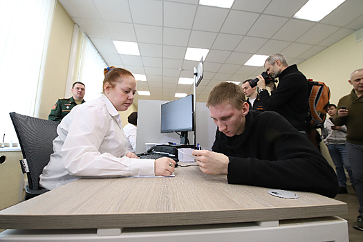 Апексимова посетила единый пункт отбора на военную службу по контракту