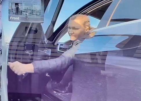 Владелица BMW поцарапала Tesla ключом из-за парковки и попала на видео