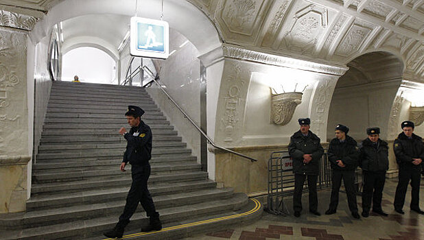 Школьница упала на рельсы в московском метро