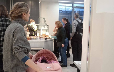 Жителям Мурманска раздают продуктовые наборы на фоне отключений электричества