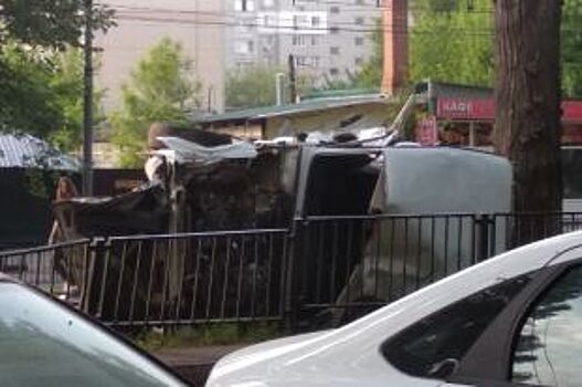 На Рахова "Нива" протаранила забор, врезалась в дерево и перевернулась