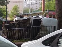 На Рахова "Нива" протаранила забор, врезалась в дерево и перевернулась
