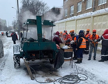 Для убирающих снег в Академическом районе Москвы организовали горячее питание 