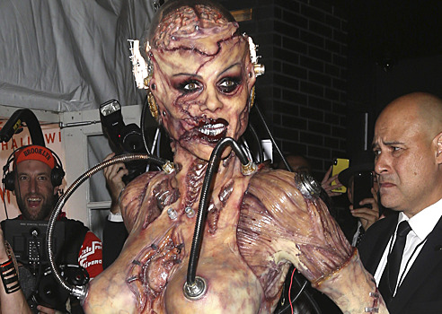 От человека без кожи до зомби-пришельца: страшно красивые образы Хайди Клум на Хеллоуин за последние 10 лет