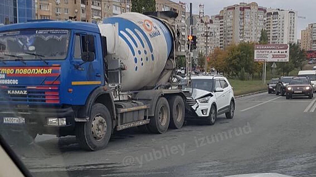 В Юбилейном внедорожник протаранил бетономешалку