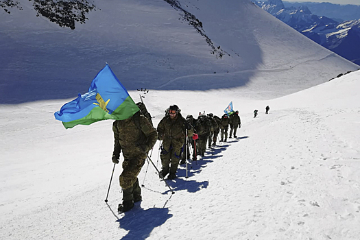 Десантники водрузили флаги Воздушно-десантных войск и РВВДКУ на Западной вершине горы Эльбрус (отметка 5642 метра).