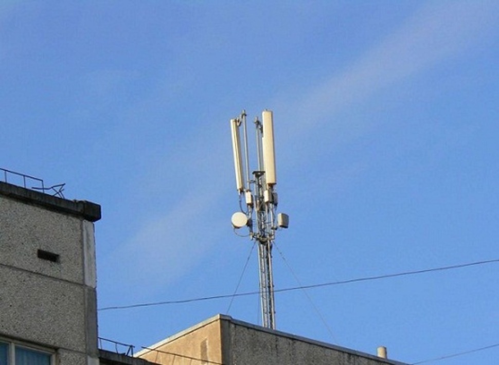 5g вышки на крыше. базовая станция на крыше жилого дома. антенны сотовой связи 5g на крыше жилых домов. сотовая вышка на крыше. сотовая вышка на крыше.