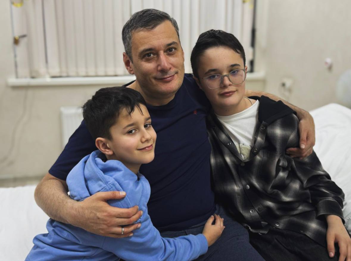 Александр Хинштейн поделился трогательным снимком с сыновьями