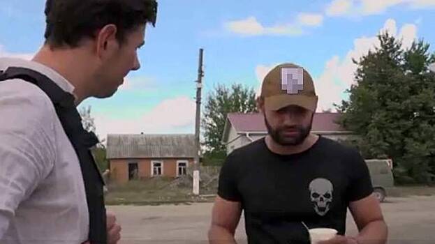Журналист итальянского гостелеканала взял интервью у бойца ВСУ в кепке с нацистским знаком