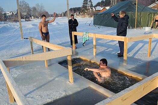Стало известно, сколько человек приняли участие в крещенских купаниях в России