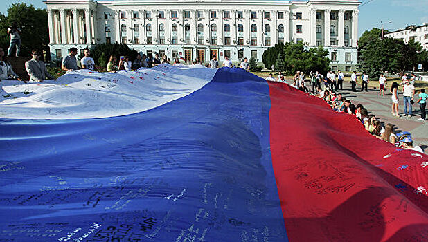 Половина россиян запуталась в цветах российского флага
