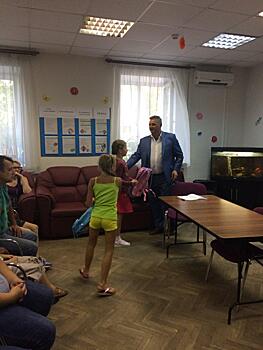 Дети из малообеспеченных и многодетных семей Лосиноостровского района получили новые ранцы