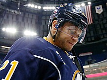 «Я должен выпрыгнуть из окна и заснуть». Игрок НХЛ пережил ад после сотрясения мозга