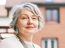 Стилист посоветовал модные стрижки для женщин старше 50