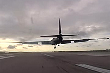 Экстремальную посадку «самого сложного» самолета ВВС США показали на видео