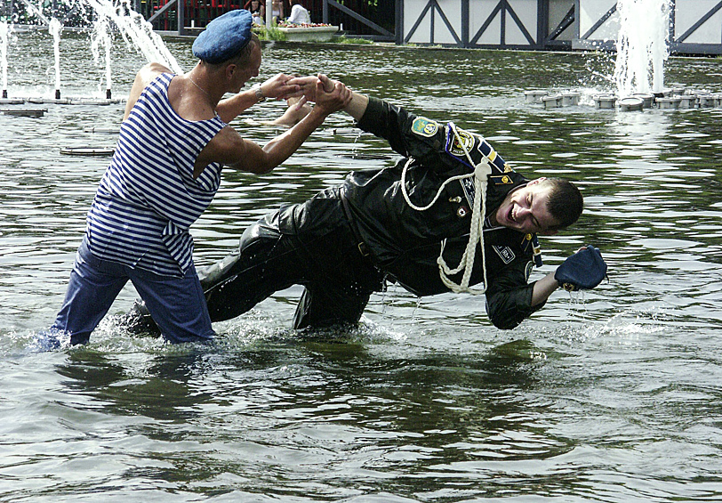 В Центральном парке культуры и отдыха имени Горького, где проходит празднование Дня ВДВ, 2004 год