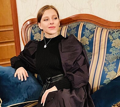 Лиза Арзамасова впечатлила фолловеров готическим платьем с фантазийными рукавами