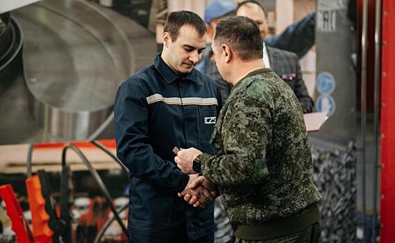 В Курске военком вручил медаль «За отвагу» работнику аккумуляторного завода