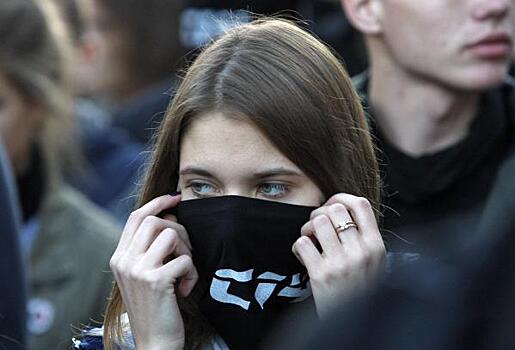 «Не хочу защищать эту родину»: украинки просят Зеленского отменить воинский учет для женщин