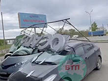 Вывеска с рекламой ОСАГО упала и повредила автомобили в Татарстане