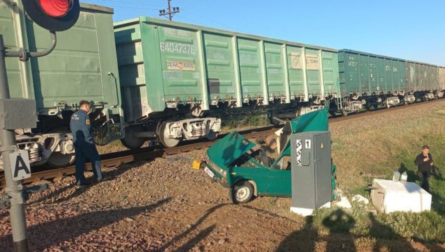 Один человек погиб и трое пострадали в ДТП с легковушкой и поездом в Крыму