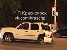 В Красноярске автобус врезался во внедорожник, пострадал водитель