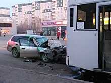 «Хонду» смяло от удара о стоящий на остановке автобус: водитель иномарки попал в больницу