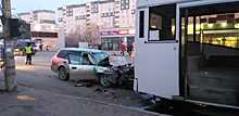 «Хонду» смяло от удара о стоящий на остановке автобус: водитель иномарки попал в больницу