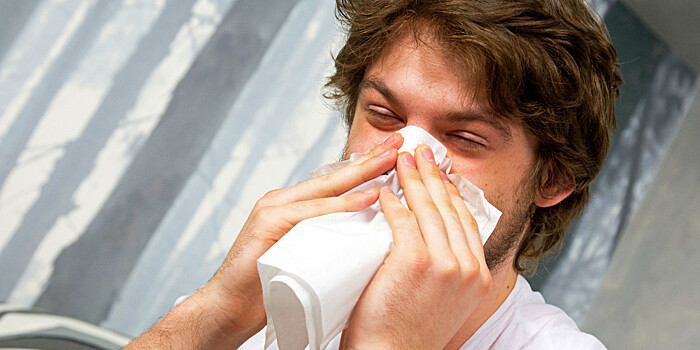 Неожиданный симптом: на какие неочевидные болезни может указывать насморк