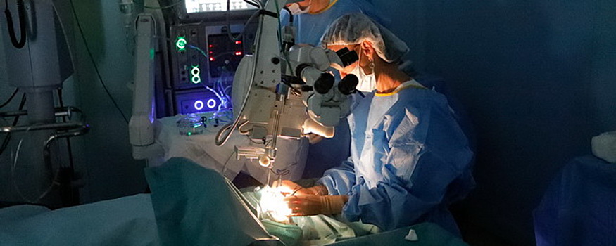 Челябинские врачи в темноте провели уникальную операцию на глазах