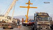 На въезде в поселок Пуровск установили 13-метровый поклонный крест. ВИДЕО