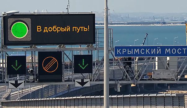 Стоят на жаре по 5 часов: тысячи россиян застряли в пробке у Крымского моста. В чём причина